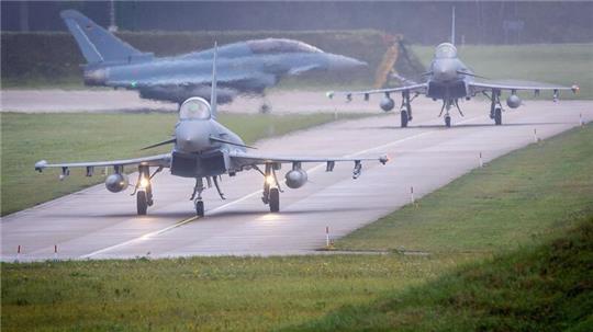 Drei Eurofighter auf der Startbahn.