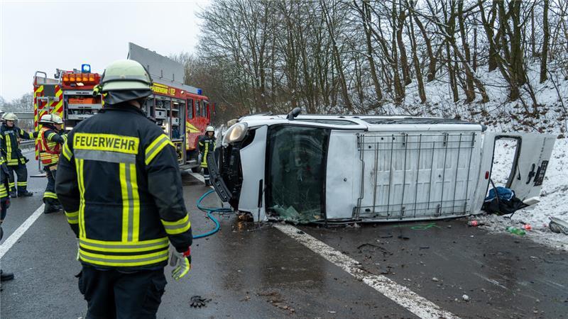 Drei Fahrzeuge sind auf der A261 bei Tötensen kollidiert. Der Transporter wurde dabei auf die Seite gekippt.
