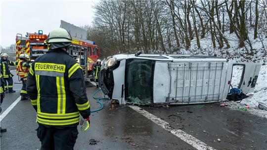 Drei Fahrzeuge sind auf der A261 bei Tötensen kollidiert. Der Transporter wurde dabei auf die Seite gekippt.
