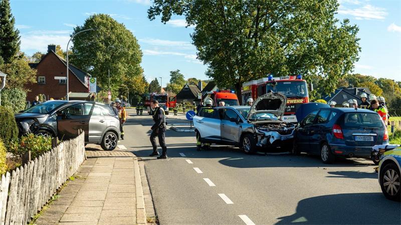 Drei Fahrzeuge wurden bei dem Unfall auf der Hauptstraße (K26) in Leversen beschädigt.