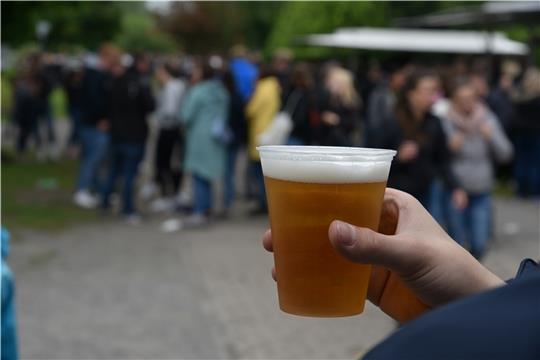 Drei Feierende mussten in Gewahrsam genommen werden. Sie waren nach zu viel Alkohol aggressiv gegenüber der Polizei geworden.