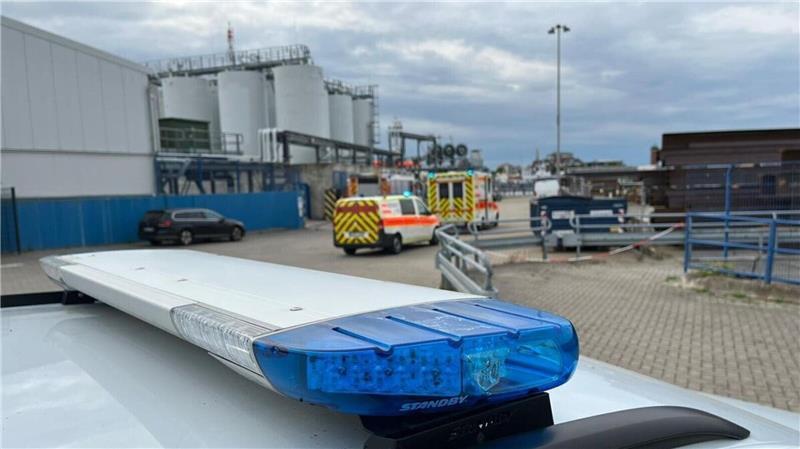 Tödlicher Arbeitsunfall: Kranladung stürzt auf Mann Drei Feuerwehrfahrzeuge, ein Rettungs- und ein Notarztwagen fuhren zum Lübbertkai.