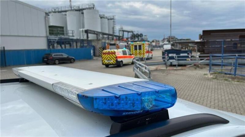 Von Kranladung erschlagen: Polizei prüft Fremdverschulden Drei Feuerwehrfahrzeuge, ein Rettungs- und ein Notarztwagen fuhren zum Lübbertkai.