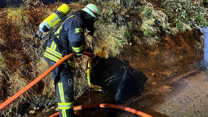 Großalarm in Dollern: Feuer durch abgebranntes Feuerwerk? Drei Feuerwehrleute wurden leicht verletzt.