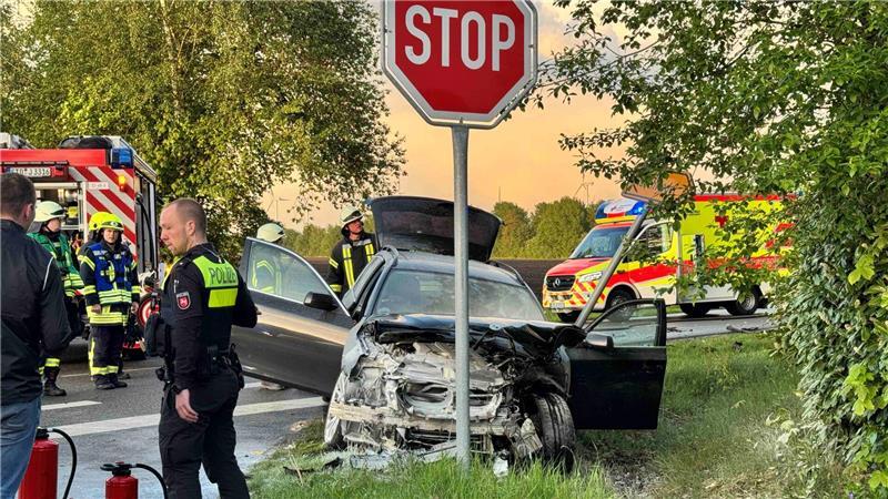 Drei Frauen werden bei einem Unfall bei Harsefeld verletzt.
