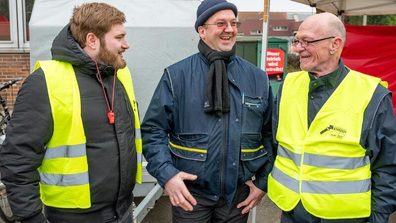 Busfahrer im Streik: Was sie wirklich verdienen, was sie fordern Drei Generationen Busfahrer in Bremerhaven. Gemeinsam streiken sie für bessere Arbeitsbedingungen: Maurice Türk (27), Mirco Kossak (45) und Winfried Bethke (62).