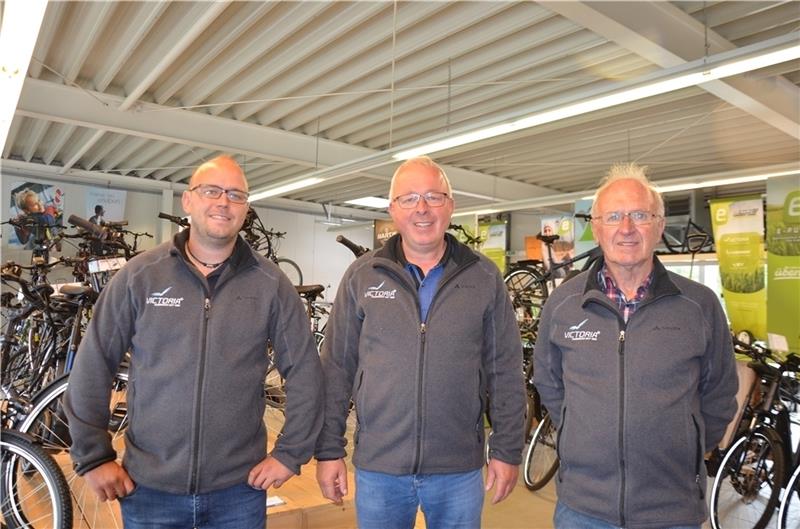 Drei Generationen arbeiten zusammen (von links): Henning, Ingo und Johannes Diercks in der Fahrradhalle.