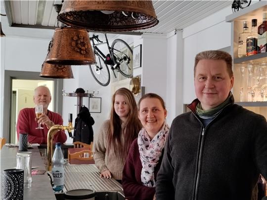 Drei Generationen sind an dem Wandel der alten Bahnhofskneipe in Dollern in einen modernen Familienbetrieb beteiligt: Maik, Jeanine und Shirley Steiner sowie Harry Kliche (von rechts).