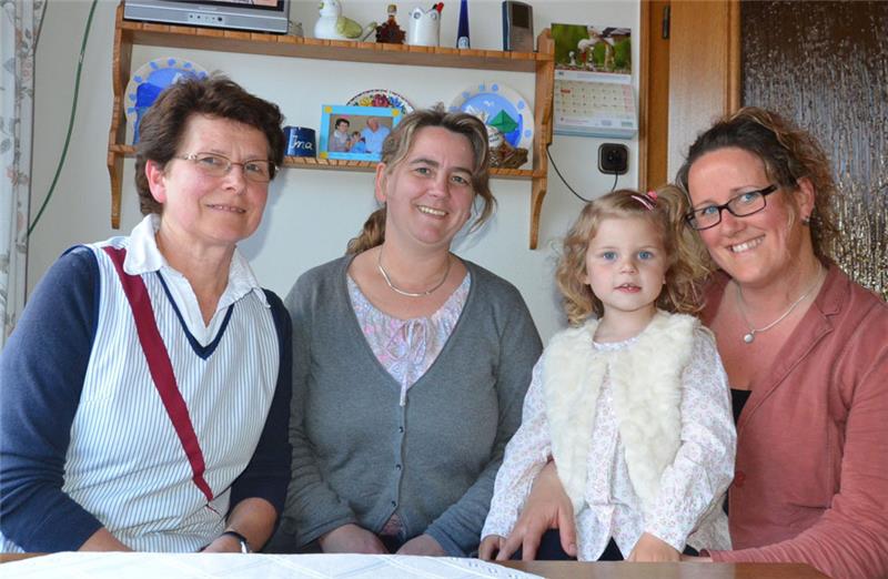 Drei Generationen, von denen zwei aktiv im Laden arbeiten: Brigitte und Inga Duvenhorst, Emma und Katja Stelling (von links). Selbst in der Küche beim Frühstück ist der Laden immer präsent. Oben links ist das Bild zu sehen, das die Videokamera von nebenan sendet. Fotos: Fehlbus