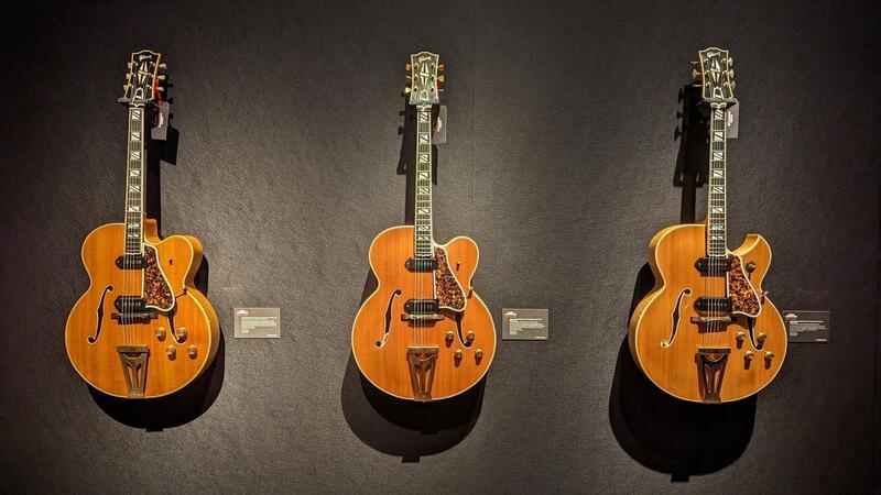 Mark Knopflers Gitarren unterm Hammer Drei Gibson-Gitarren vom Typ Super 400 CESN: Das Auktionshaus Christie’s stellt rund 120 Gitarren von Mark Knopfler aus.