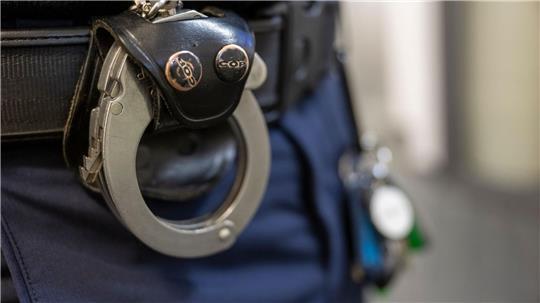 Drei Jugendliche im Alter zwischen 14 und 16 Jahren befinden sich in Polizeigewahrsam. (Symbolbild) 