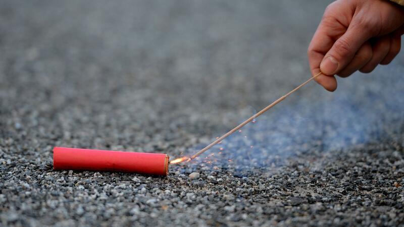 Drei Jugendliche sollen in Zetel Feuerwerkskörper geworfen und dabei drei Menschen verletzt haben. (Symbolbild)