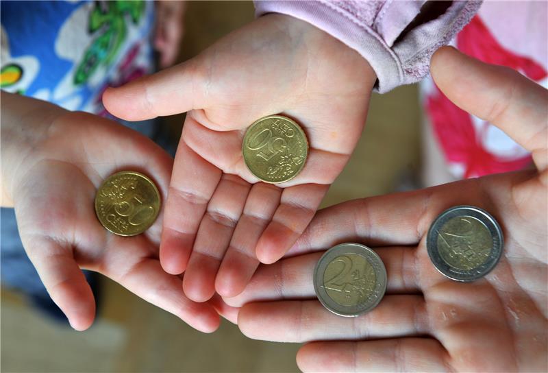 Kindergeld wird auch für drittes Kind erhöht Drei Kinder halten ihr Taschengeld in den Händen. Foto: Patrick Seeger/dpa
