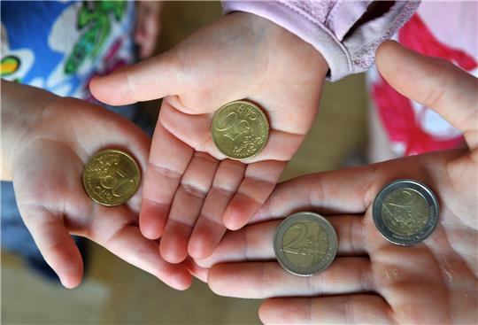 Kindergeld wird auch für drittes Kind erhöht Drei Kinder halten ihr Taschengeld in den Händen. Foto: Patrick Seeger/dpa