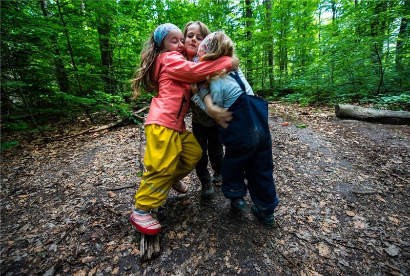Drei Kinder spielen miteinander im Wald (Illustration). Foto: Andreas Arnold/dpa
