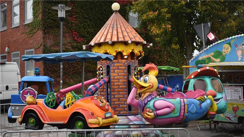 Seit 65 Jahren dreht sich das Greger-Karussell auf dem Herbstmarkt Drei Kinderkarussells, drei Zuckerbuden, zwei Crêpe-Buden und eine Eisbude betreibt Kim Greger. Dieses Karussell stand am Freitag am Kreisel Im Großen Sande.