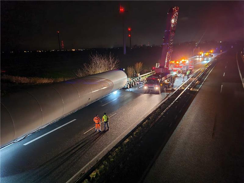 250.000 Euro Schaden an Windradflügel – Verursacher flüchtet Drei Kräne mussten am Donnerstagabend helfen, das Windrad-Teil aus der Seitenplanke zu befreien. Foto: Polizei