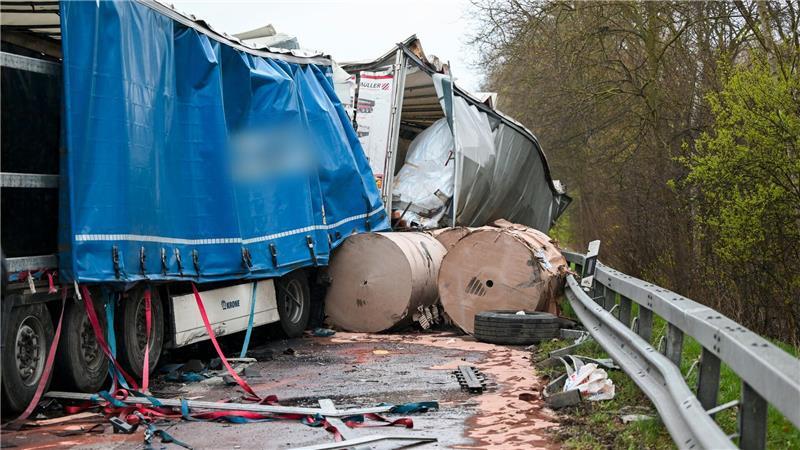 Drei Lastwagen waren am Unfall beteiligt.