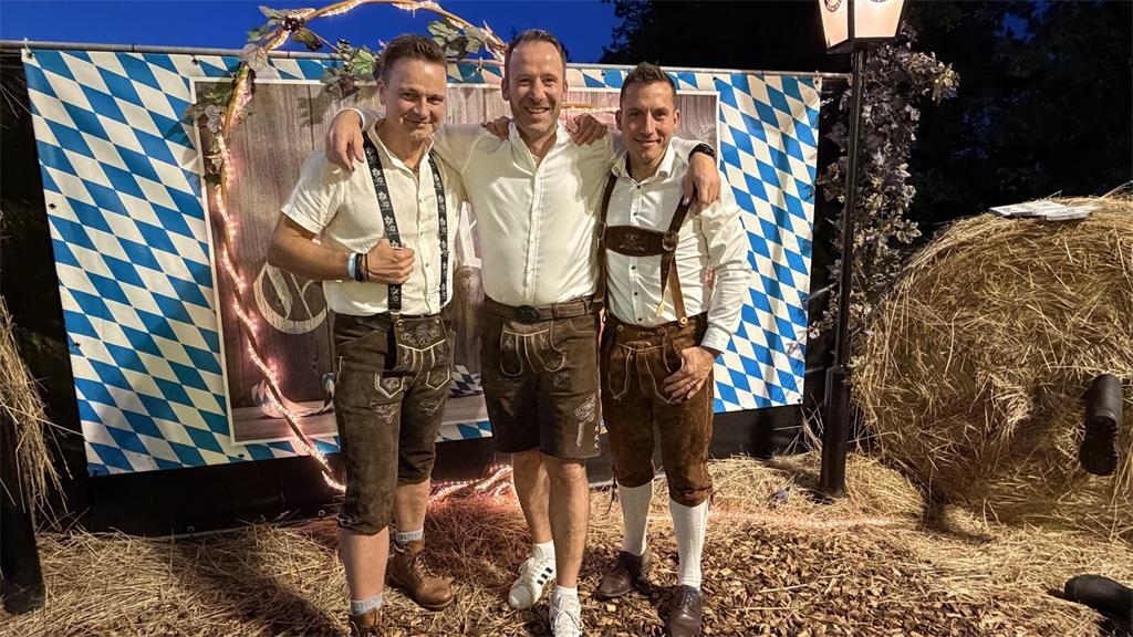 Drei Lederhosen-Boys (von links): Andreas Witte aus Selsingen, Dennis Brandt aus...