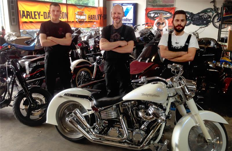 Drei Männer und ein Traum in Weiß: Azubi Phillip Garbers, Meister Bernd Klintworth und Geselle Christian Schernig (v.l.).  Fotos: Stief