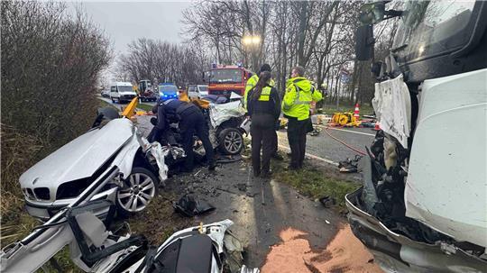 Drei Menschen sind am Freitagnachmittag auf der L111 tödlich verunglückt.