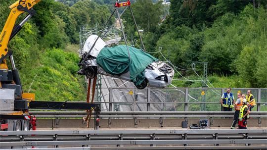 Drei Menschen sind bei einem schweren Unfall auf der Autobahn 3 in der Oberpfalz ums Leben gekommen, als ihr Wagen von der Fahrbahn abkam und auf eine Bahnstrecke geriet.