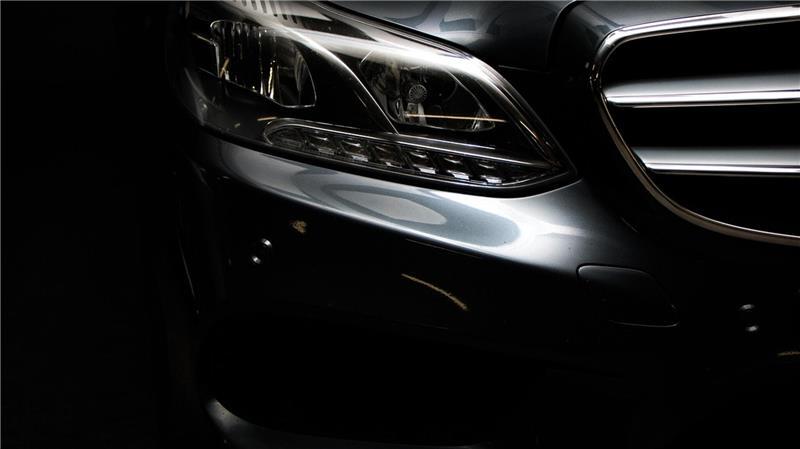 Drei Menschen sind bei einen mutmaßlichen Autorennen in Hamburg verletzt worden (Symbolbild)