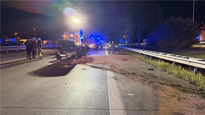 Drei Menschen wurden bei dem Auffahrunfall verletzt.