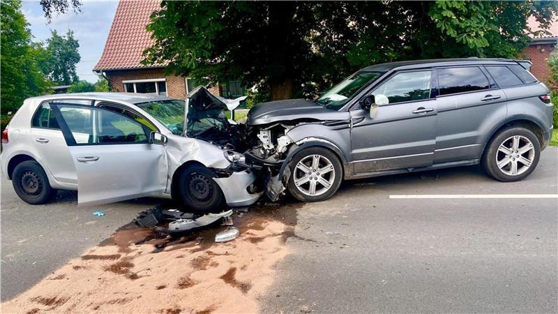 Drei Menschen wurden bei dem Frontalzusammenstoß auf der Kreisstraße bei Ober Ochtenhausen teils schwer verletzt.
