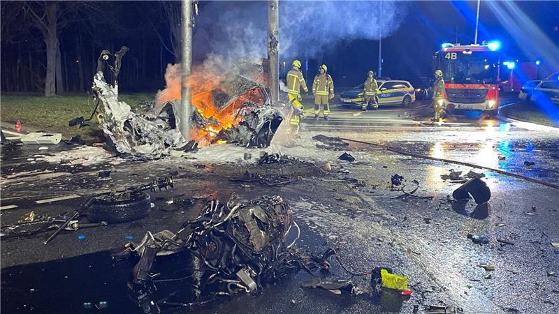 Drei Menschen wurden bei dem Unfall schwer verletzt.