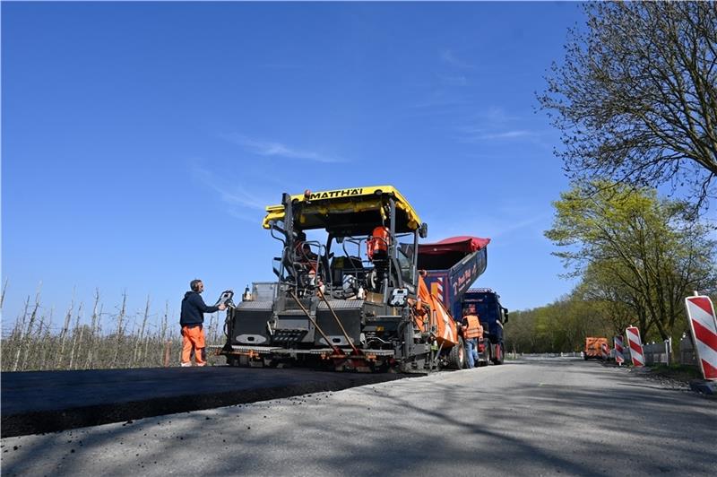 Drei Meter pro Minute: Die Asphaltierungsarbeiten auf der K 39 in Jork-Borstel haben begonnen. Foto: Vasel