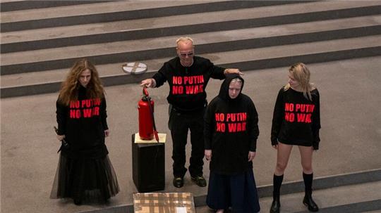 Drei Mitglieder der russischen Band Pussy Riot treten im Rahmen der Flatz-Retrospektive in der Pinakothek der Moderne mit Musik und Aktionen auf. Als zweiter von links steht der österreichische Künstler Wolfgang Flatz.