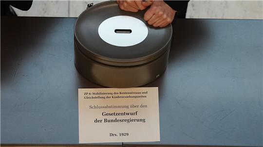 Drei Optionen hatten die Bundestagsabgeordneten bei ihrer Entscheidung über das Rentengesetz: Ja - Nein - Enthaltung.