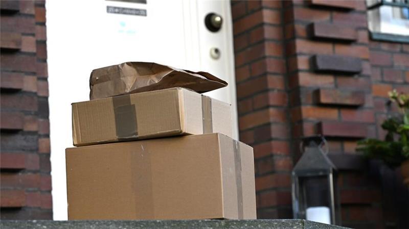 Drei Pakete liegen vor einer Haustür - für Paketfirmen ist dieser Lieferweg eine teure Sache. (Archivbild)