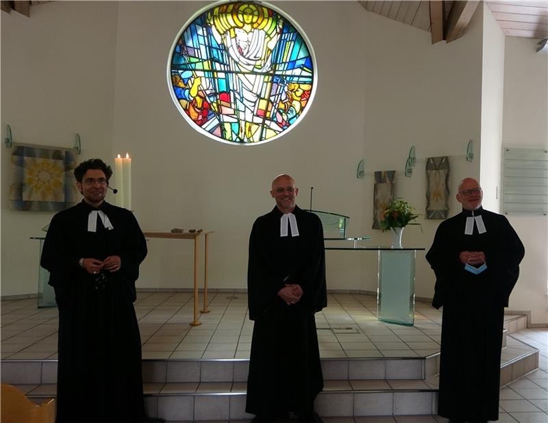 Drei Pastoren in der Neu Wulmstorfer Lutherkirche (von links): Florian Schneider, Willem Heins und Heinz Franke halten wieder Gottesdienste.