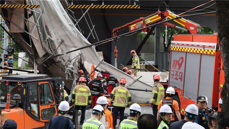 Mindestens drei Tote nach Einsturz an Überführung in Seoul Drei Personen sind bei dem Einsturz verletzt worden.
