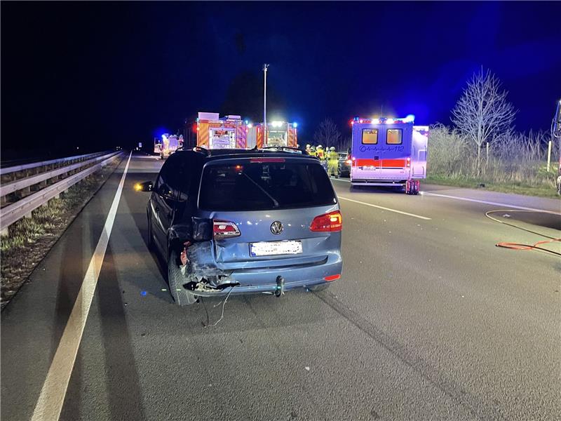 Drei Personen wurden bei einem Unfall auf der Autobahn 1 zwischen Sittensen und Heidenau verletzt. Foto: Polizei