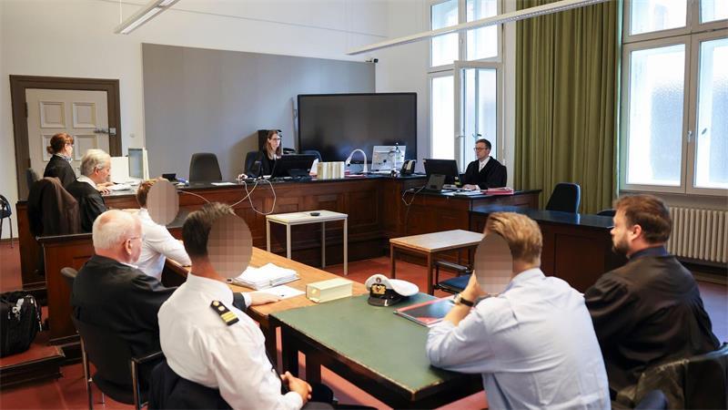 Drei Polizisten stehen in Hamburg vor Gericht.
