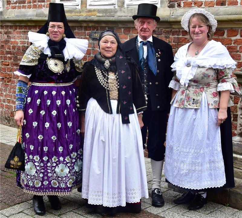 Drei Regionen, drei Trachten: Ilka Kobel in der Tracht aus dem Schaumburger Land, Marianne und Jürgen Hagenah in Altländer Tracht , Marion Meyer zu Drehle in Artländer Tracht aus dem Osnabrücker Land. Foto Ahrens