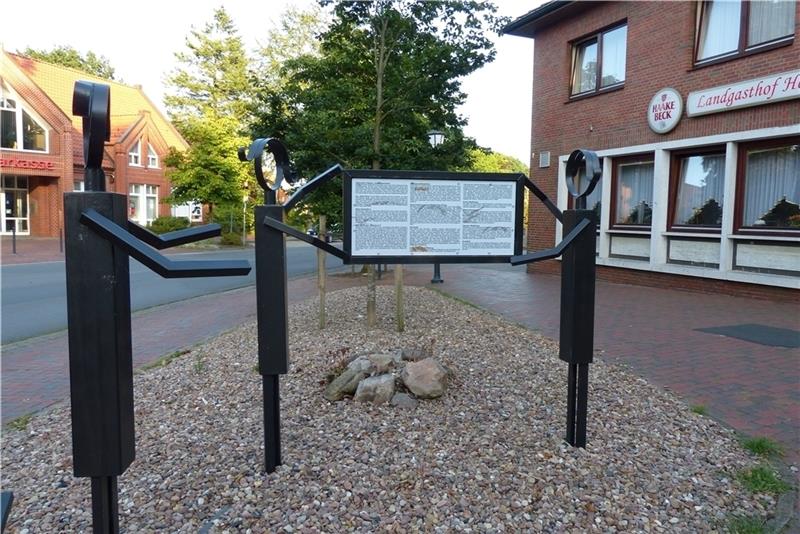 Drei Rieke-Figuren in der Ortsmitte beim Gasthof Heins bieten Lesestoff zur Geschichte von Oldendorf. Foto: Eidtmann