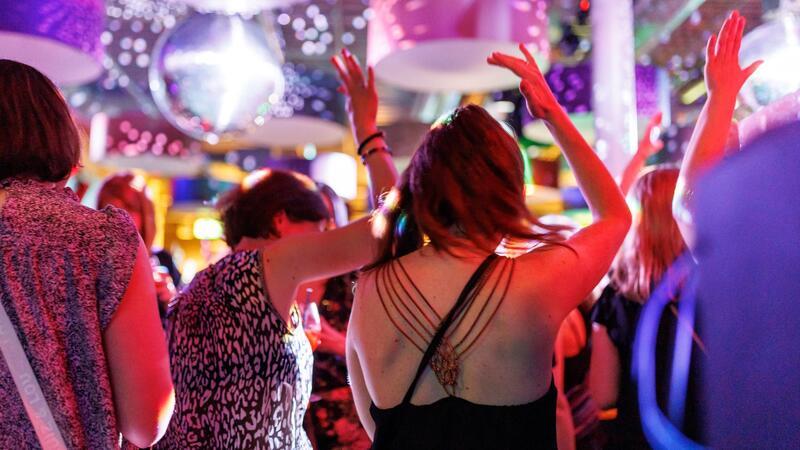 Drei Stunden lang Tanzen und trotzdem vor Mitternacht im Bett sein - bei „Mama geht Tanzen“ feiern nicht nur Mütter mit kleinen Kindern.