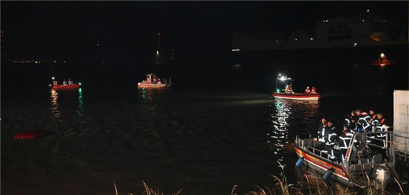 Pkw versinkt am Lühe-Anleger in der Elbe - Polizei sucht Fahrerin Drei Stunden waren Feuerwehr und DLRG in der Nacht zu Montag am Lühe-Anleger in Grünendeich im Einsatz. Foto: Vasel