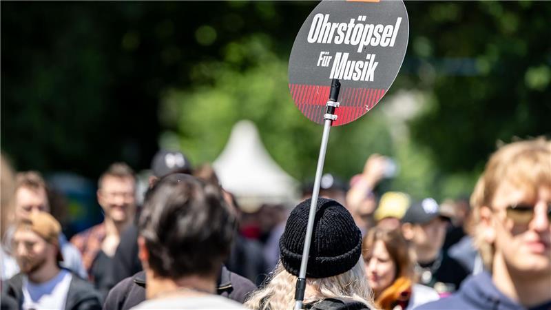 Drei Tage laut Musik - das ist bei Rock im Park und Rock am Ring Programm. 