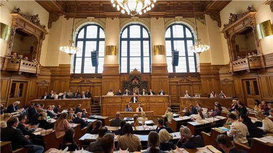 Drei Tage nach dem gescheiterten Olympiareferendum steht der Senat in der Bürgerschaft in der Kritik. 