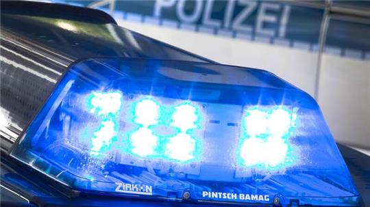 Drei Tatverdächtige sollen einen 83-Jährigen in Langenhangen überfallen haben. (Symbolbild)