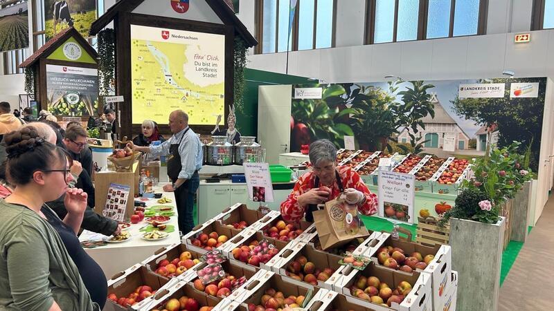 Drei Tonnen Äpfel verkosteten die Besucher auf der Grüne Woche in Berlin.