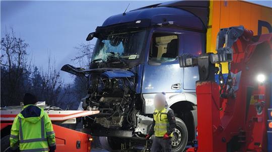 Drei Tote und mindestens elf Verletzte - das ist die vorläufige Bilanz einer Unfallserie auf der A44 im Kreis Paderborn.