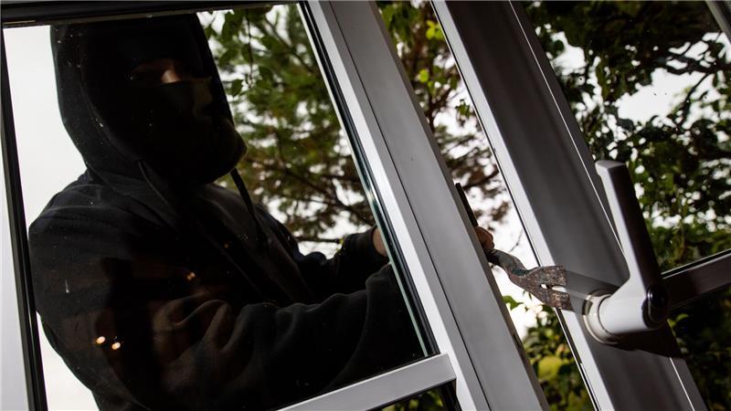 Drei Unbekannte hebelten ein Fenster eines Einfamilienhauses in Buxtehude auf.