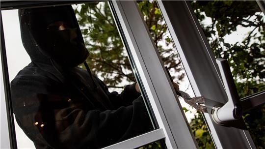 Drei Unbekannte hebelten ein Fenster eines Einfamilienhauses in Buxtehude auf.
