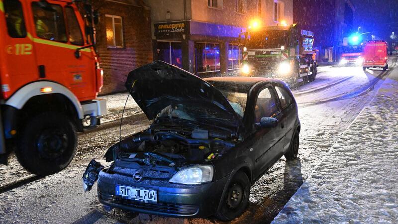 Drei Verletzte: Ein Opel Corsa ist am Sonnabendmorgen in Stade in der Wallstraße bei eisglatter Fahrbahn mit einem städtischen Streufahrzeug kollidiert.